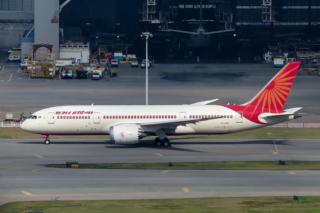 Boeing 787-8 Dreamliner Air India (VT-ANH) 1:200 Scale Model