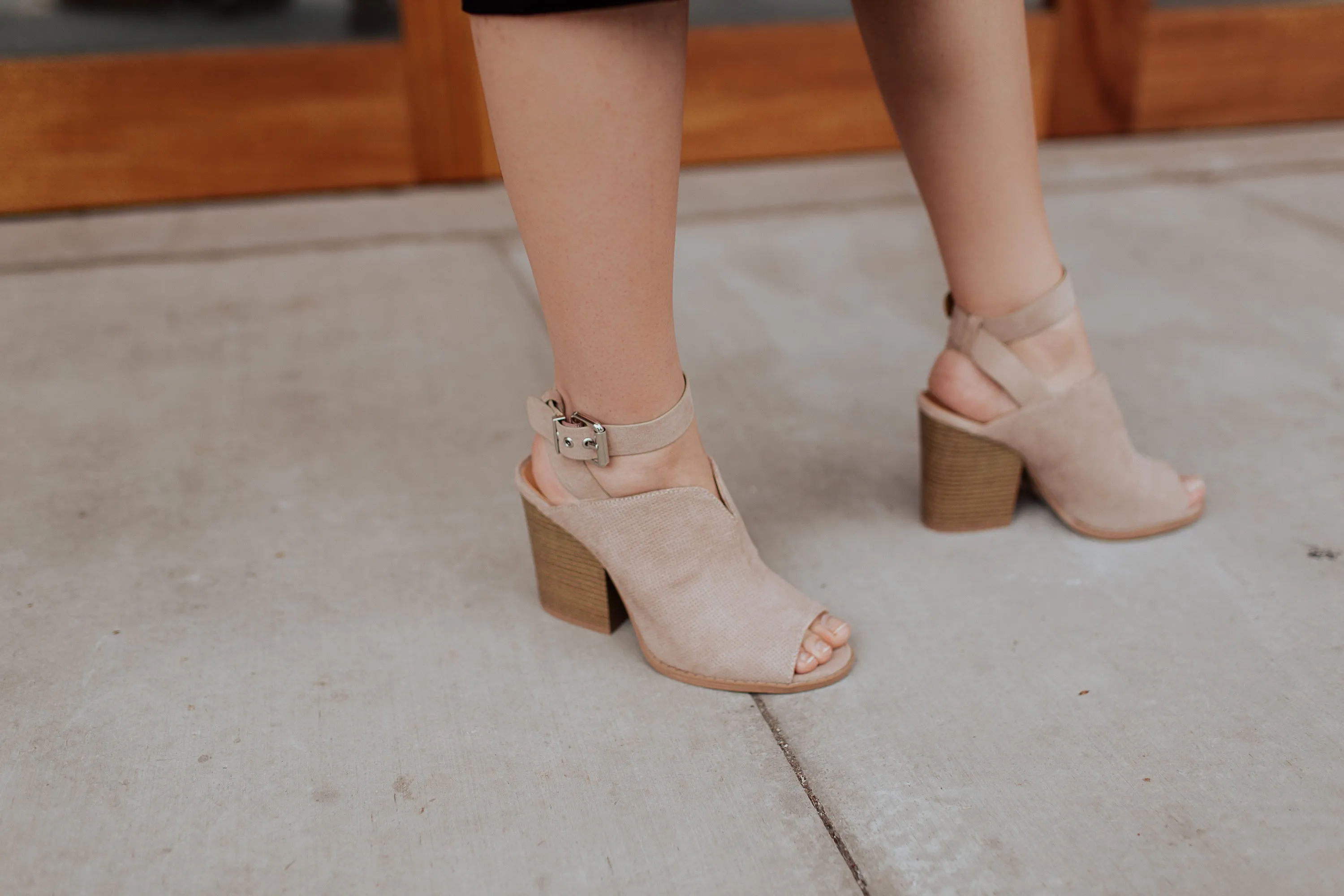 Chic Suede Pumps in Taupe