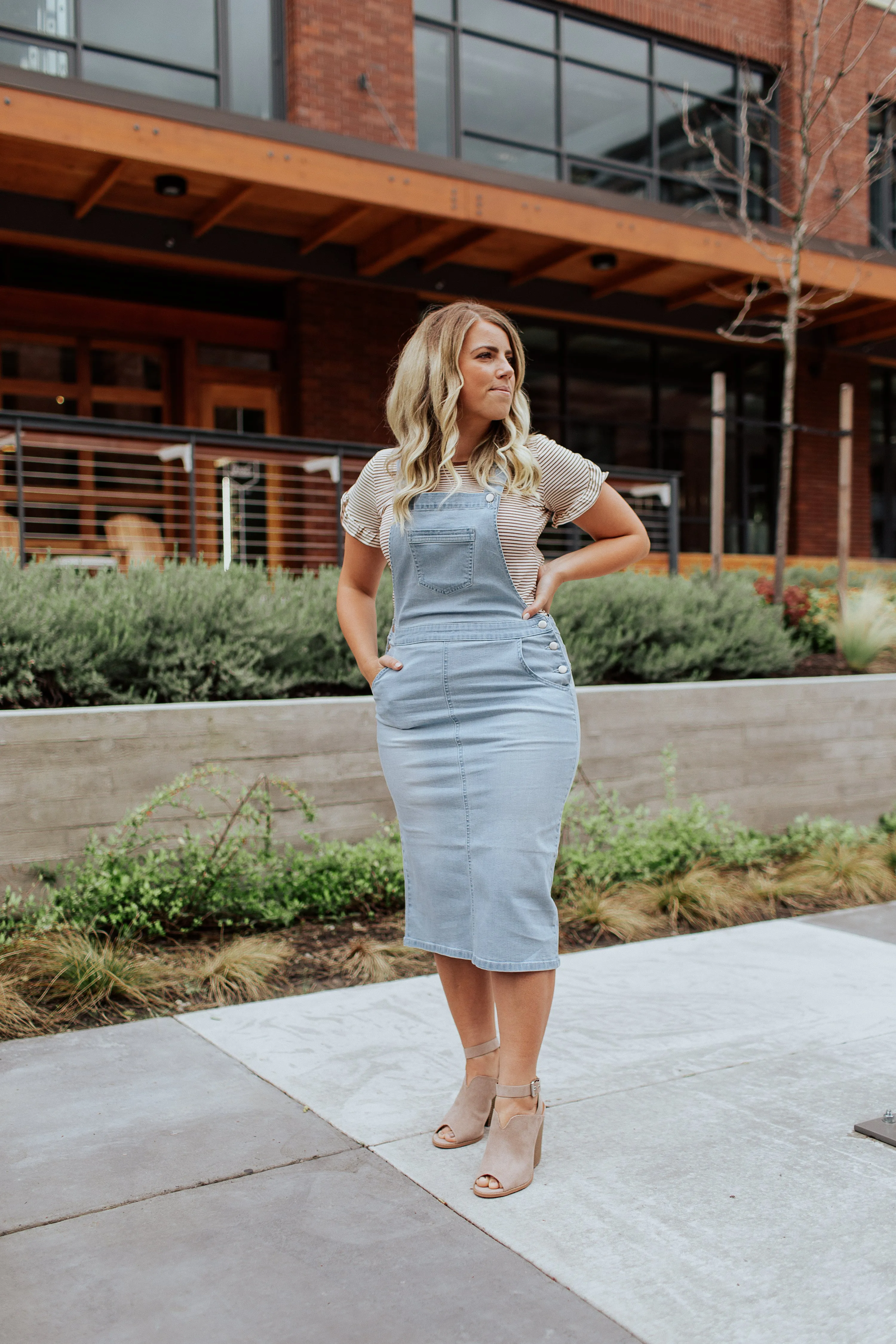 Chic Suede Pumps in Taupe