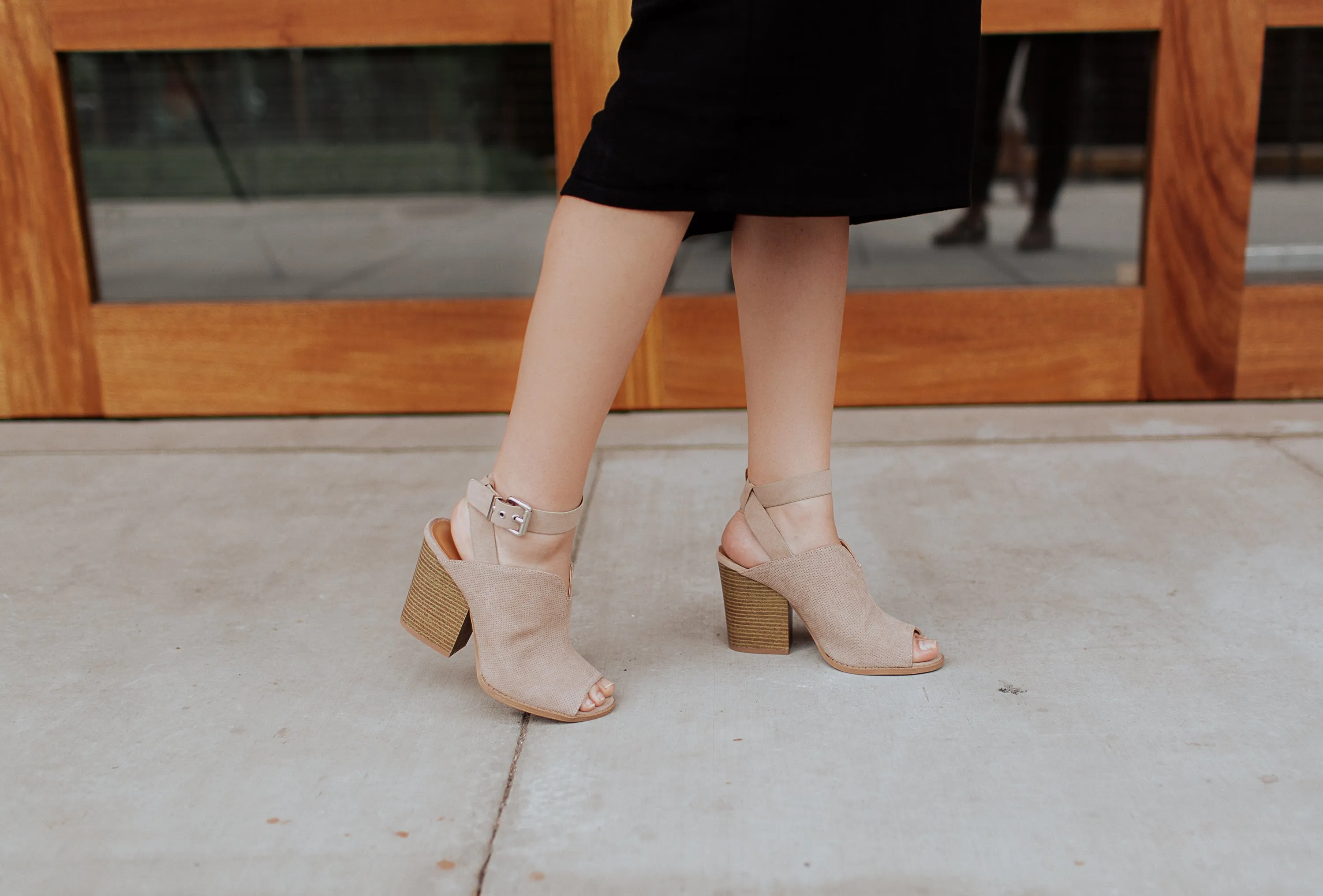Chic Suede Pumps in Taupe